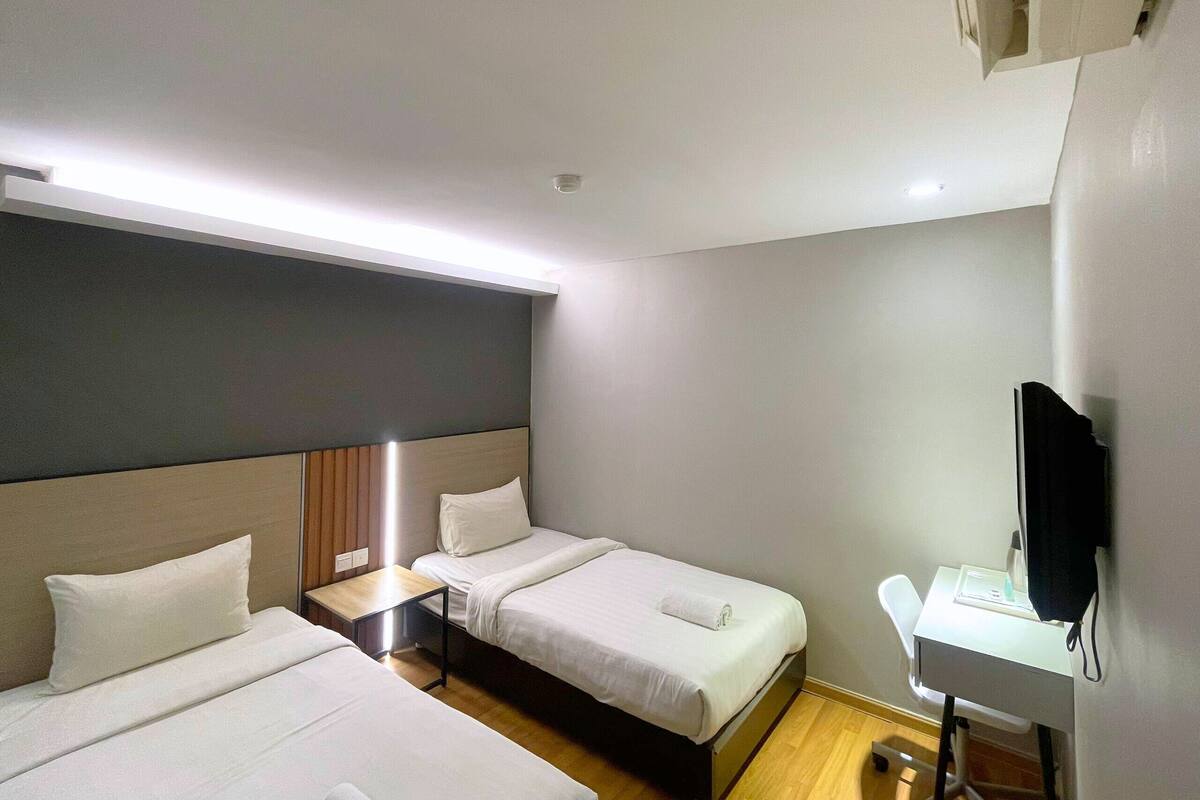 Superior Twin Room | Desk, iron/ironing board (on request), WiFi (free), bed sheets
