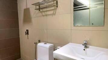 Shower, free toiletries, slippers, bidet