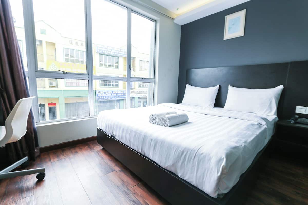 Habitación superior, 1 cama de matrimonio (With Window) | Escritorio, tabla de planchar con plancha, wifi gratis y ropa de cama