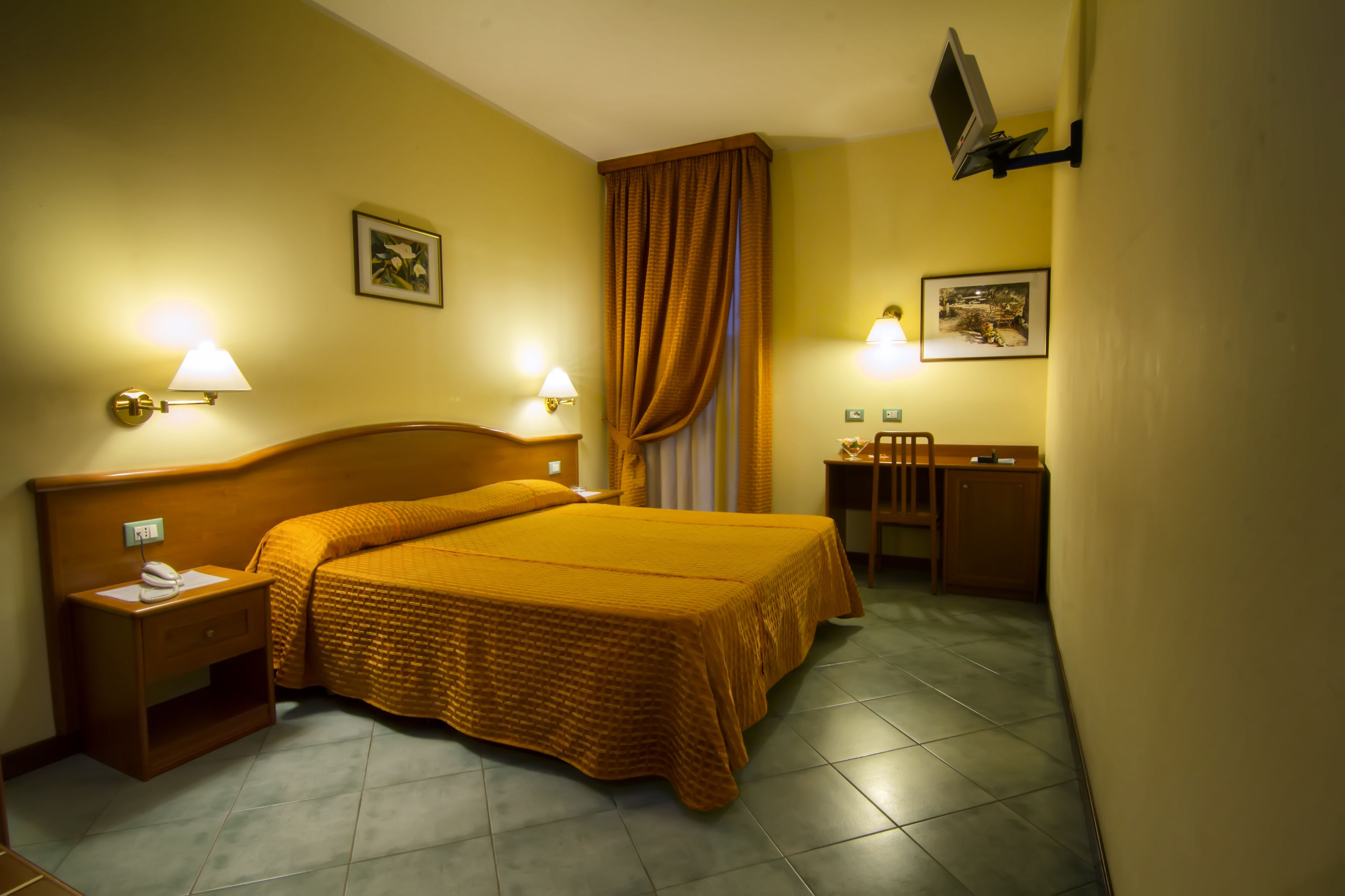 standard double room | minibar, in-room safe, desk, soundproofing