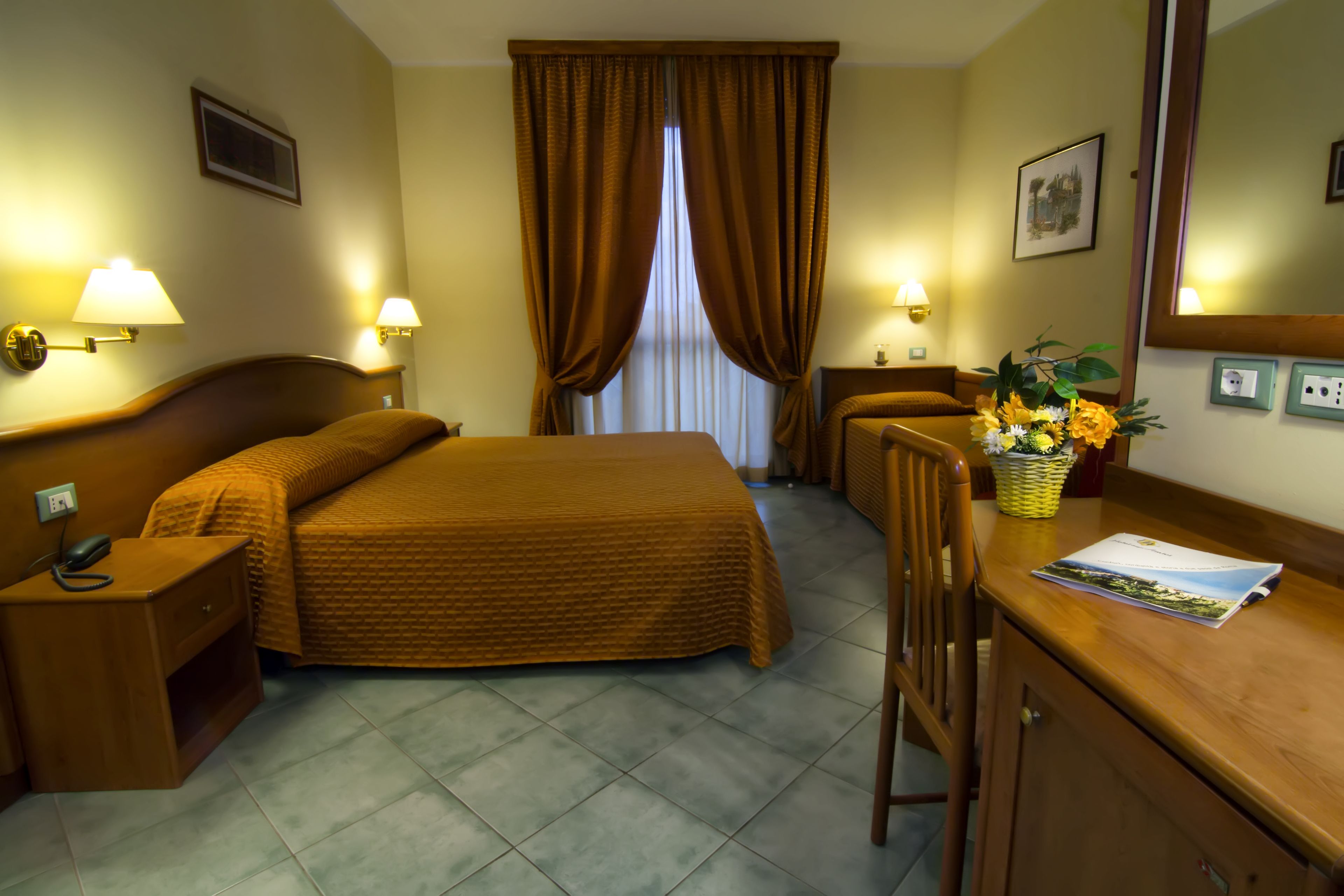 Minibar, coffres-forts dans les chambres, bureau, chambres insonorisées