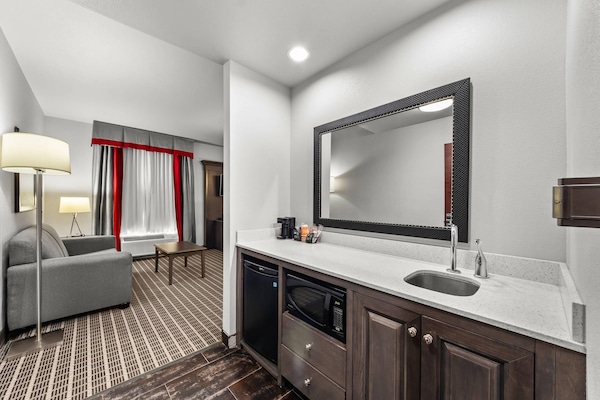 Suite, 1 King Bed, Non Smoking | Blackout drapes, soundproofing, iron/ironing board, free WiFi