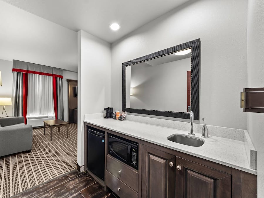 Suíte, 1 cama King, para não fumantes | Cortinas blackout, quartos à prova de som, ferros/tábuas de passar roupa