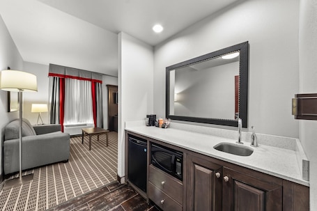 Suíte, 1 cama King, para não fumantes | Cortinas blackout, quartos à prova de som, ferros/tábuas de passar roupa. Quality Inn & Suites Pearsall