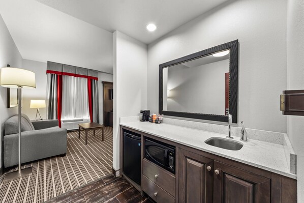 Suite, 1 King Bed, Non Smoking | Blackout drapes, soundproofing, iron/ironing board, free WiFi - Quality Inn & Suites Pearsall (Pearsall)