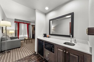 套房, 1 张特大床, 无烟房 | 遮光窗帘、隔音、熨斗/熨衣板、免费 WiFi