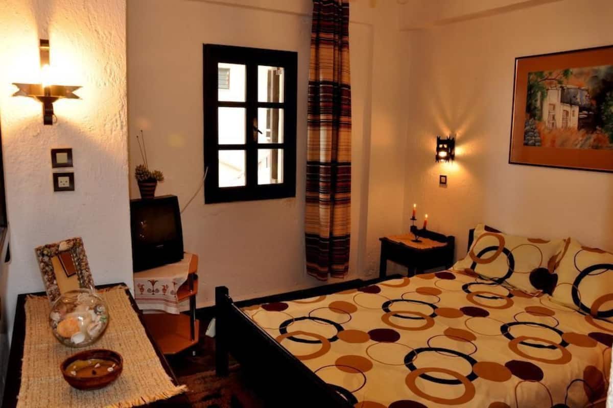 Appartement (Quadruple ) | 1 slaapkamer, een kluis op de kamer, een strijkplank/strijkijzer