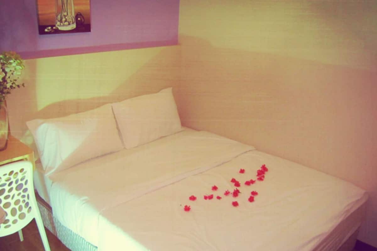 Desk, free WiFi, bed sheets