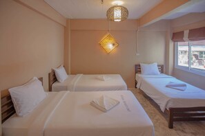 Trippelrum | Mörkläggningsgardiner, extrasängar, gratis wi-fi och sängkläder