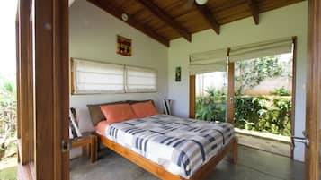 Dubbelrum - terrass - utsikt mot trÀdgÄrden | SÀngtillbehör av högsta kvalitet, gratis wi-fi och sÀngklÀder