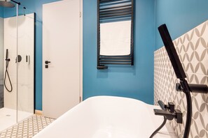 Articles de toilette gratuits, sèche-cheveux, peignoirs