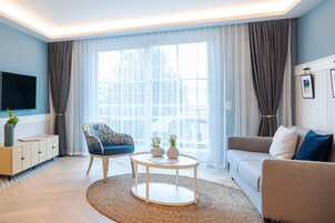 Apartamento de diseño, 2 habitaciones | Zona de estar | Una televisión LCD