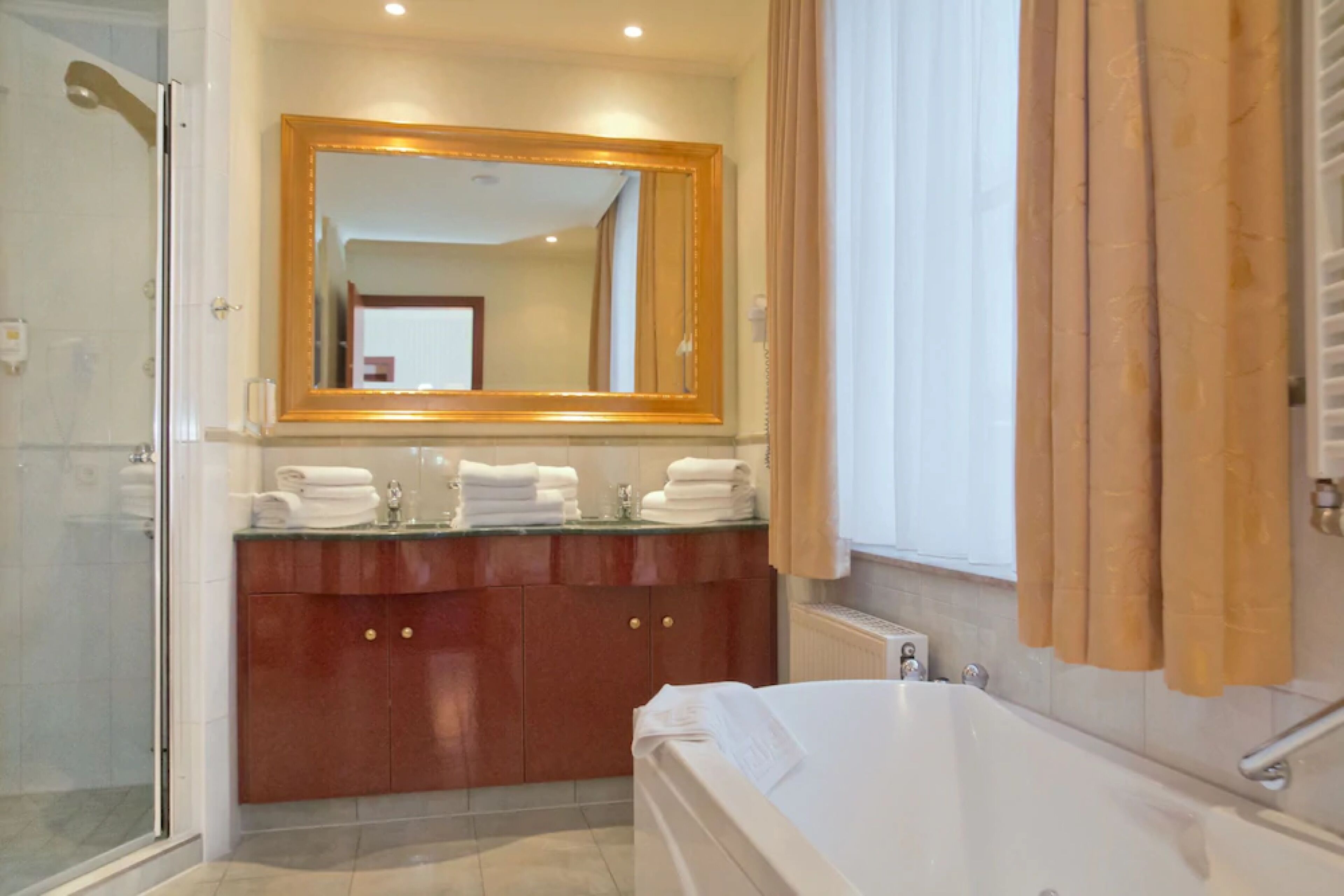 standard apartment, 2 bedrooms | bathroom | free toiletries, hair dryer, bathrobes, towels