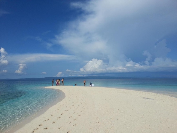 Plage, sable blanc, chaises longues, parasols