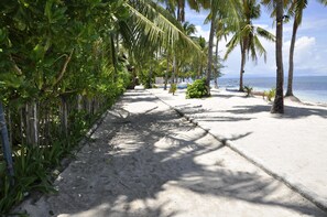 On the beach, white sand, sun loungers, beach umbrellas - Little Mermaid Dive Resort (Daanbantayan)
