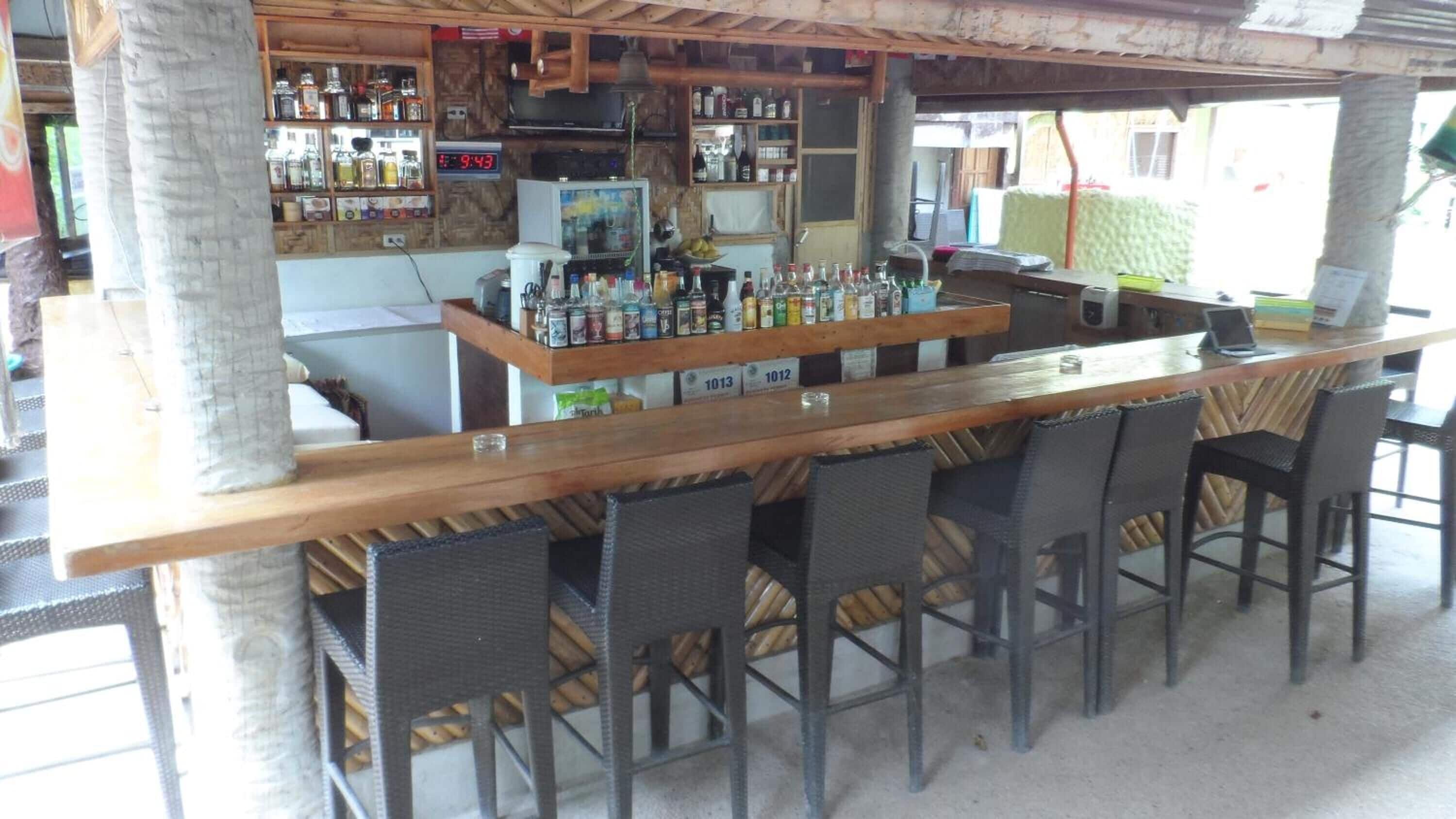 2 restaurants, breakfast, lunch, dinner served; international cuisine 