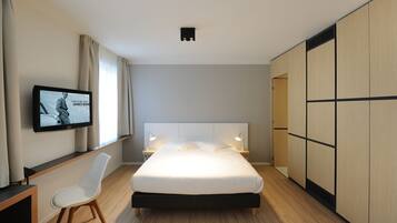 Studio | Een kluis op de kamer, een bureau, een strijkplank/strijkijzer