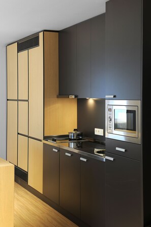 Estudio | Cocina privada | Frigorífico, microondas, placa de cocina y lavavajillas
