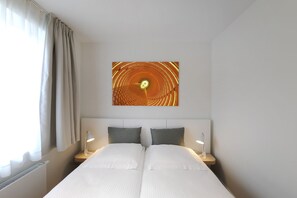 Coffres-forts dans les chambres, bureau, fer et planche à repasser