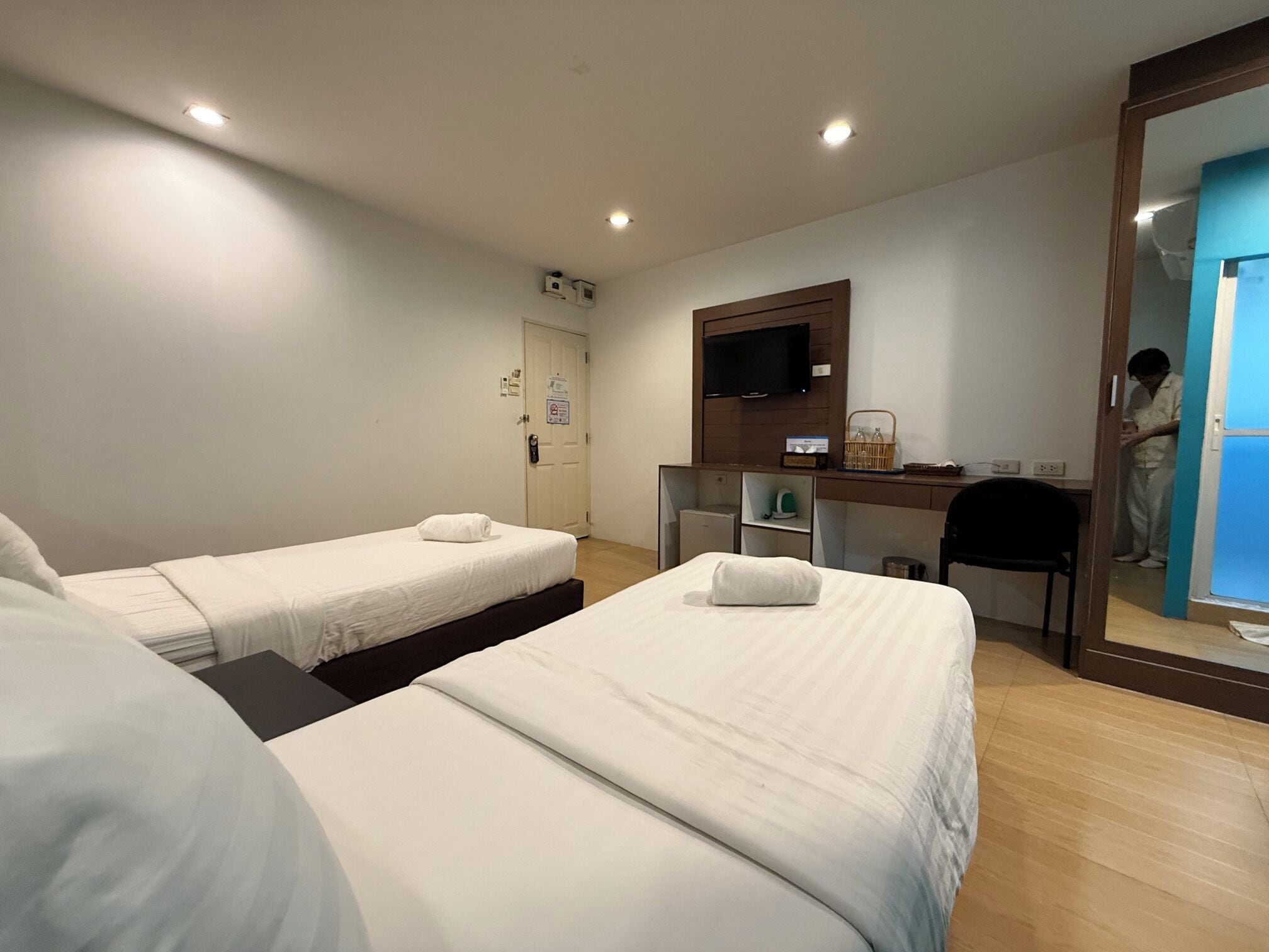 standard twin room | 1 bedroom, minibar, in-room safe, desk