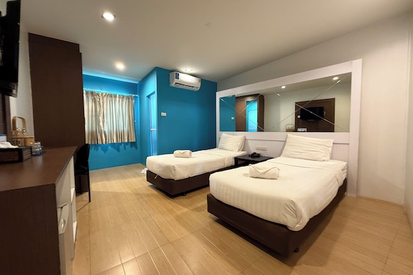 Habitación estándar con 2 camas individuales | Minibar, caja de seguridad en la habitación y escritorio