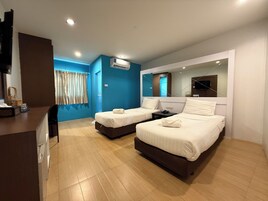 标准双床房 | 迷你吧、客房内保险箱、办公桌、隔音