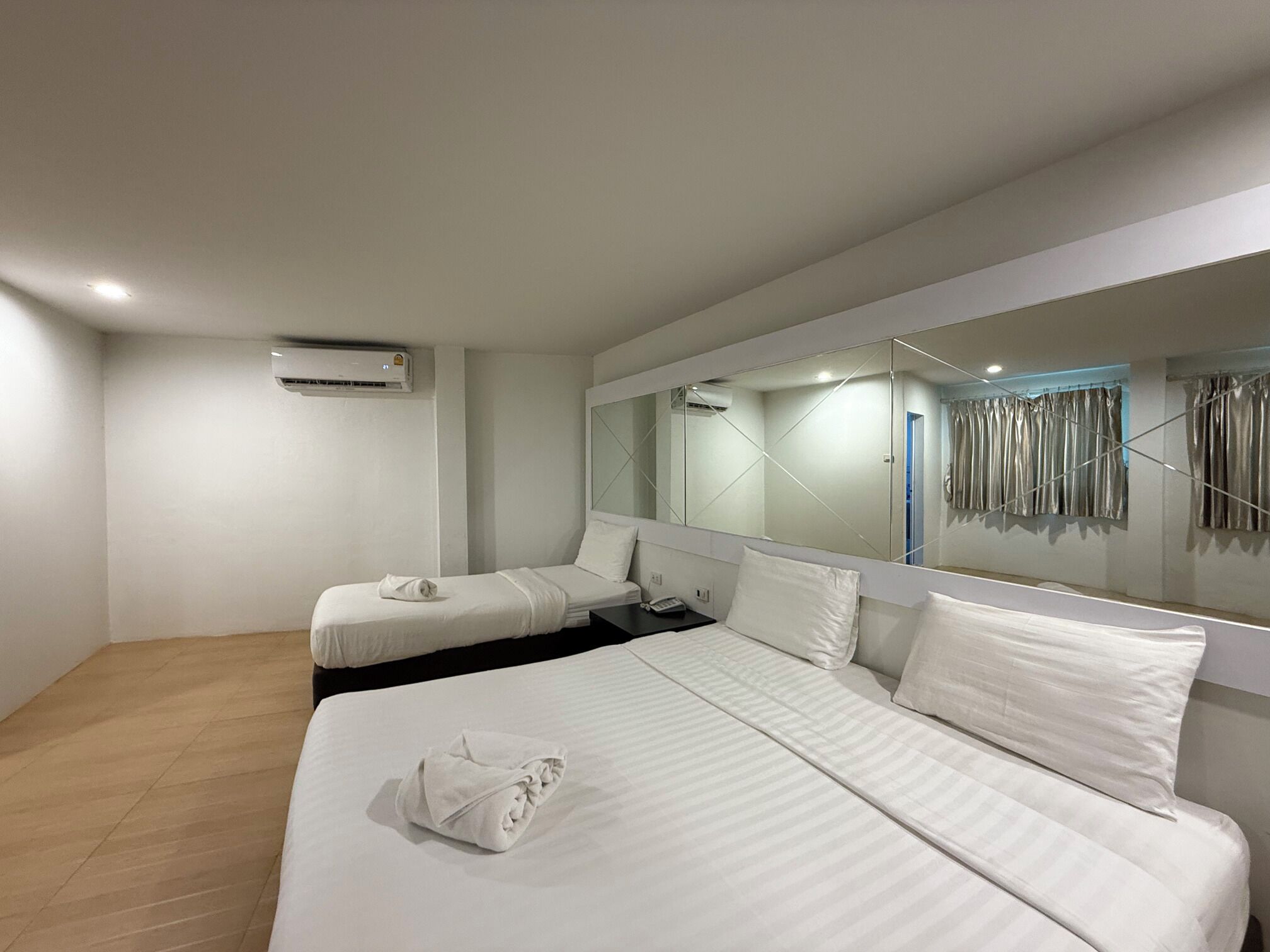triple room | 1 bedroom, minibar, in-room safe, desk
