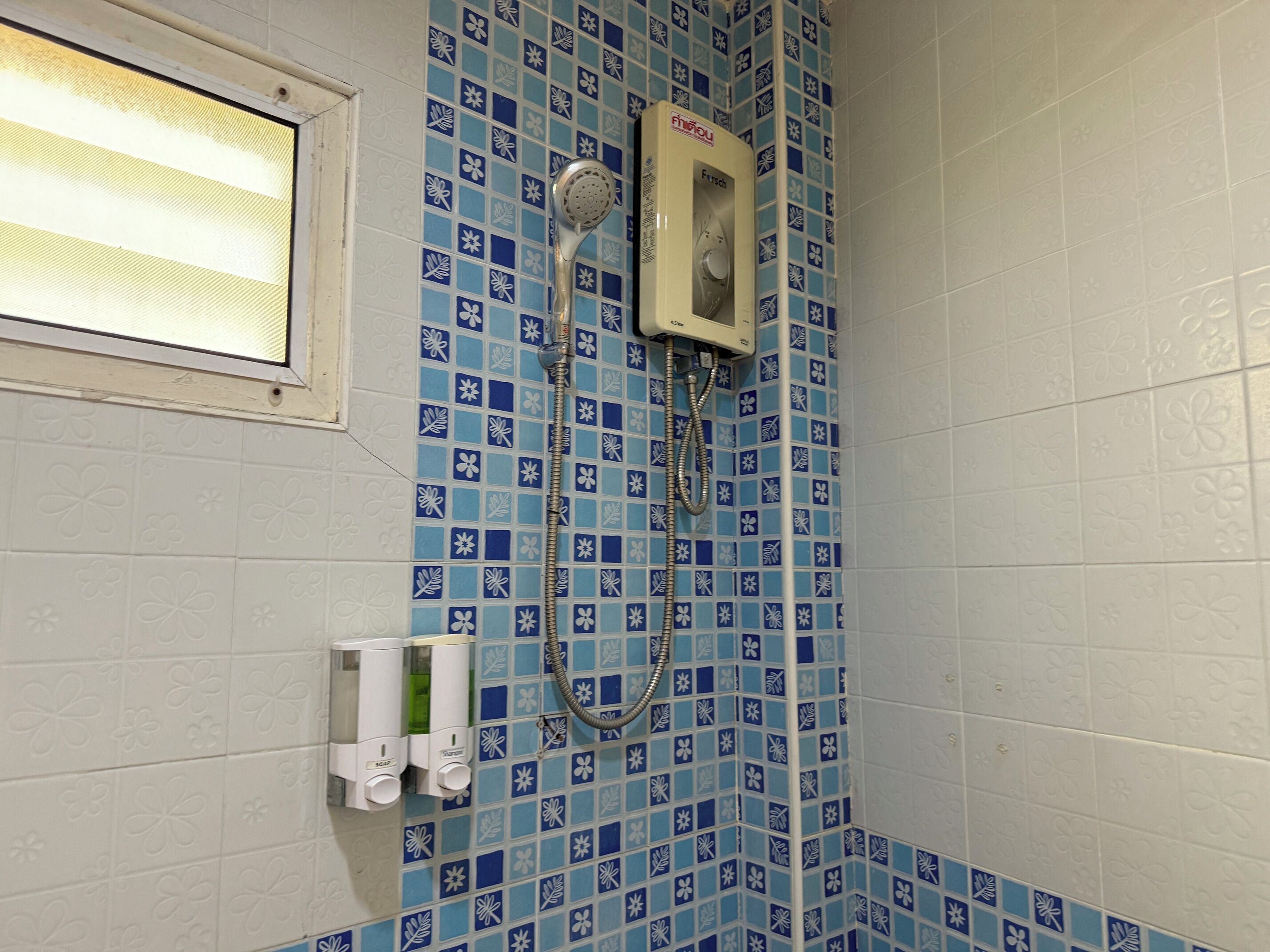 triple room | bathroom | shower, free toiletries, hair dryer, towels