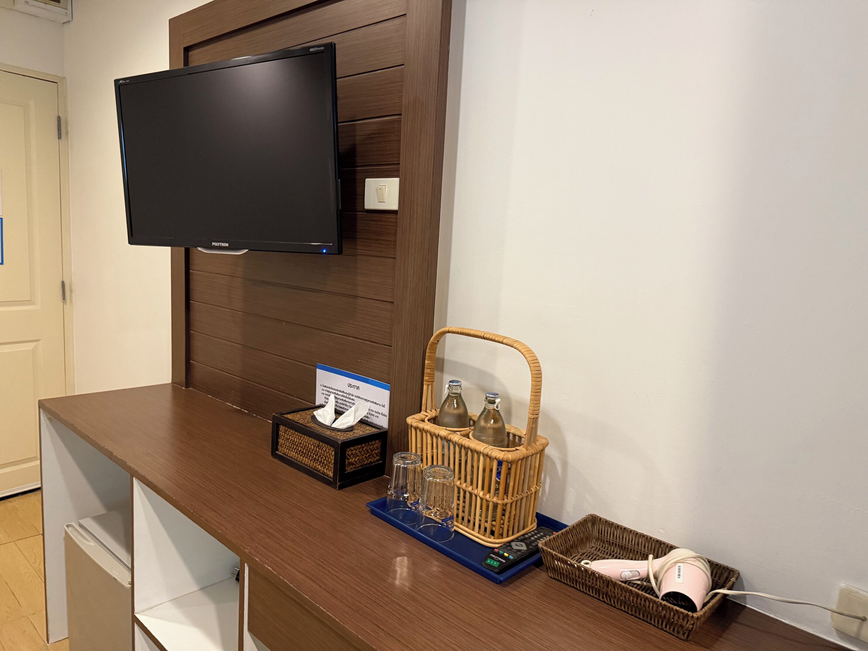 standard twin room | 1 bedroom, minibar, in-room safe, desk