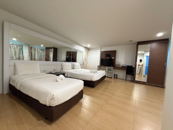 三人房 | 迷你吧、房內夾萬、書桌、隔音