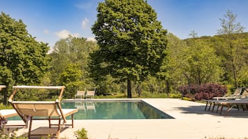 Piscine extérieure (ouverte en saison), chaises longues