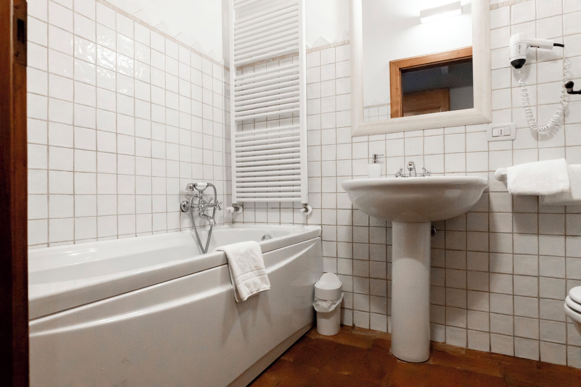 Un baño con bañera, lavamanos e inodoro.