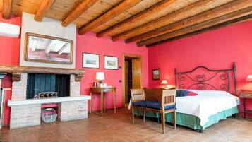 Superior Double Room | In-room safe, individually decorated, desk, iron/ironing board