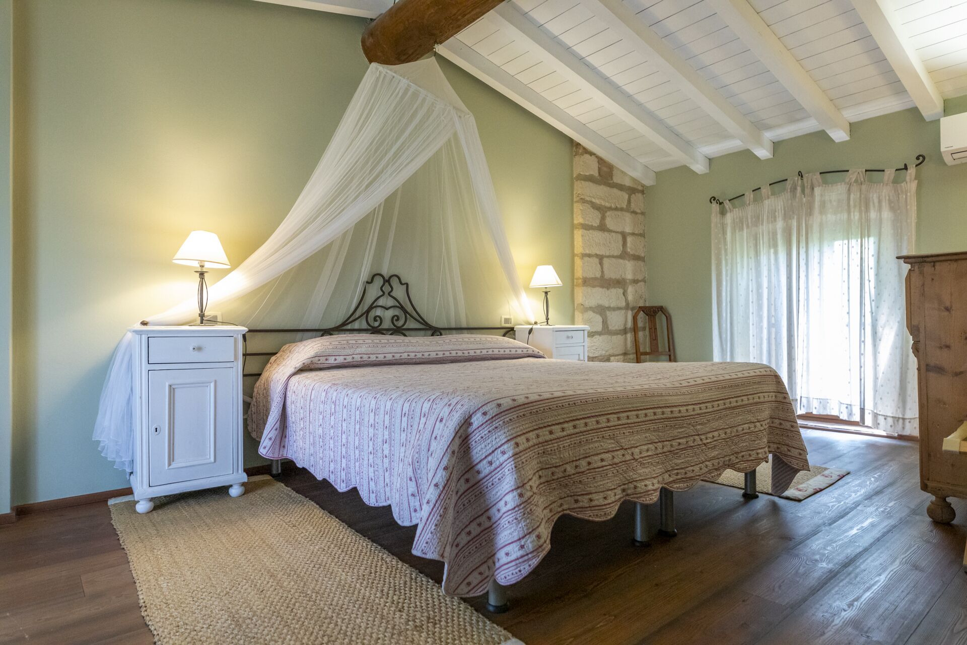 Classic-huoneisto (Apartment Classic) | Tallelokero huoneessa, yksilöllisesti sisustettu, työpöytä