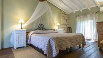 Classic-huoneisto (Apartment Classic) | Tallelokero huoneessa, yksilöllisesti sisustettu, työpöytä