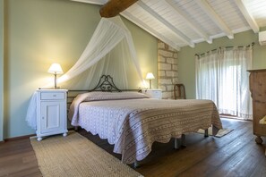 In-room safe, individually decorated, desk, iron/ironing board - Musella Winery & Relais (San Martino Buon Albergo)