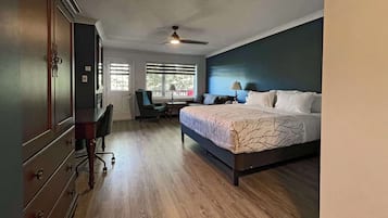Habitación estándar, 1 cama de matrimonio grande, no fumadores | Tabla de planchar con plancha, wifi gratis, ropa de cama