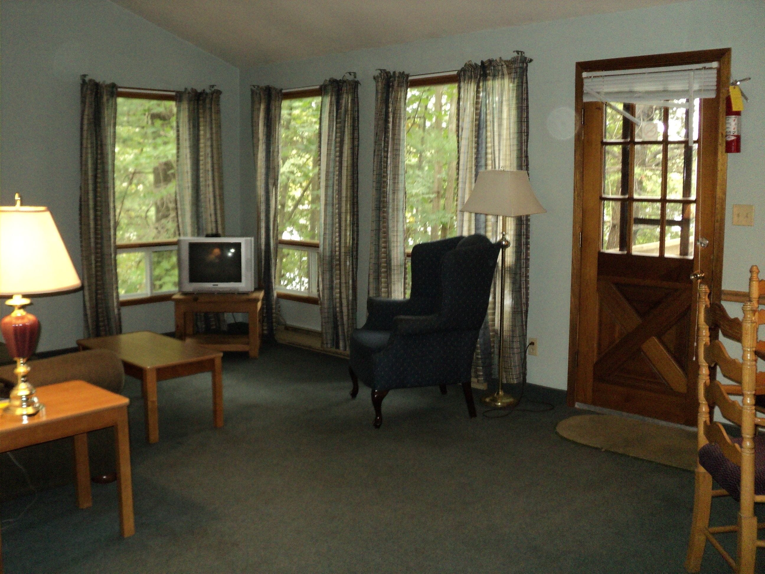 flat-screen tv, fireplace