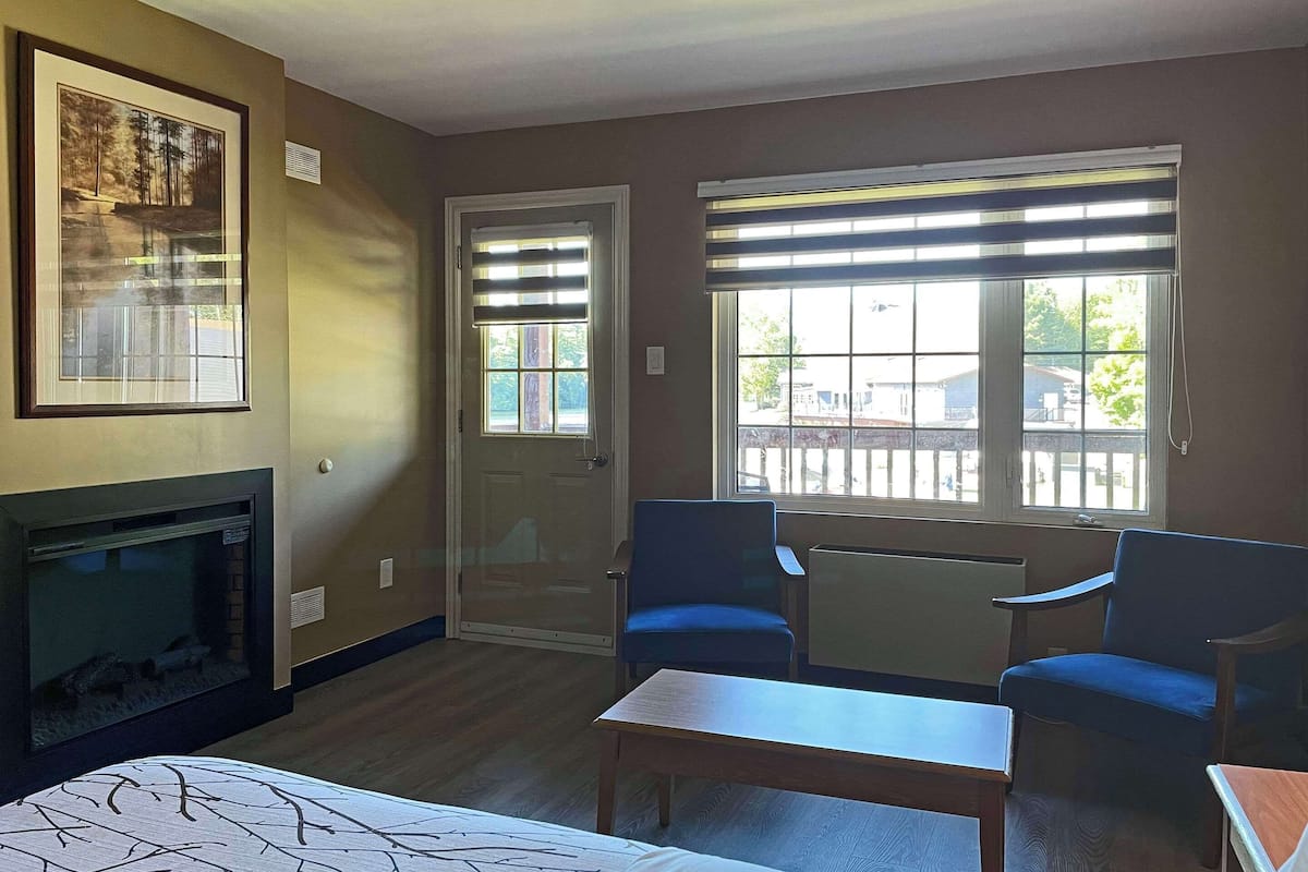 standard room, 2 queen beds, non smoking | iron/ironing board, free wifi, bed sheets