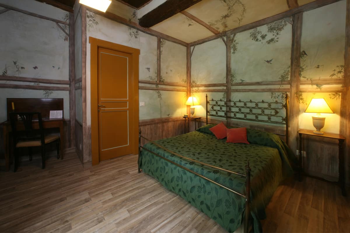 Club Room | 1 bedroom, desk, iron/ironing board, free WiFi