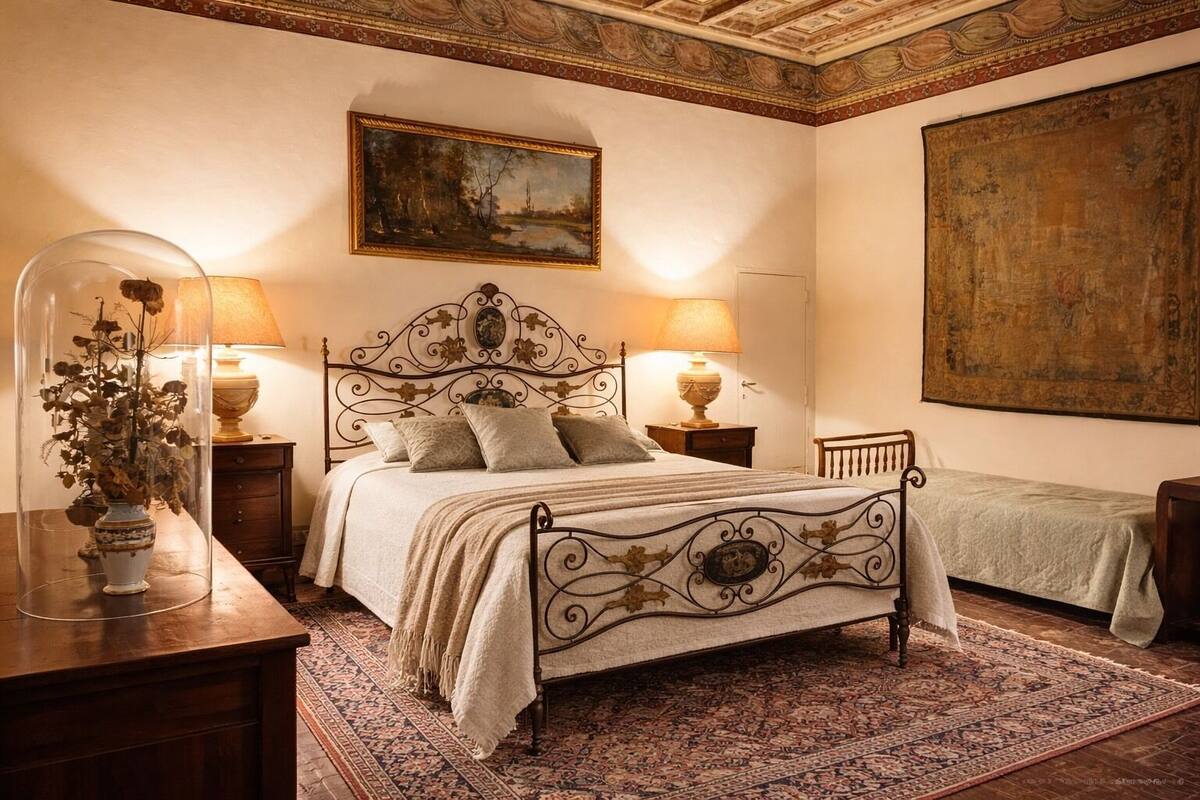 Une chambre à coucher comprenant un lit, deux tables de chevet, une commode, une lampe, un grand tableau et un tapis.