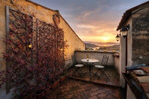 Club Room | Desk, iron/ironing board, free WiFi, bed sheets