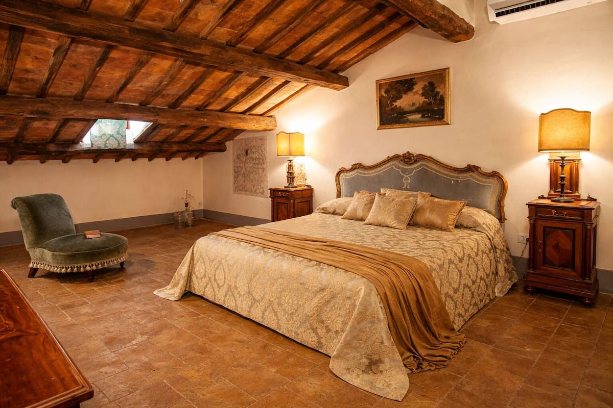 Club Room | Desk, iron/ironing board, free WiFi, bed sheets