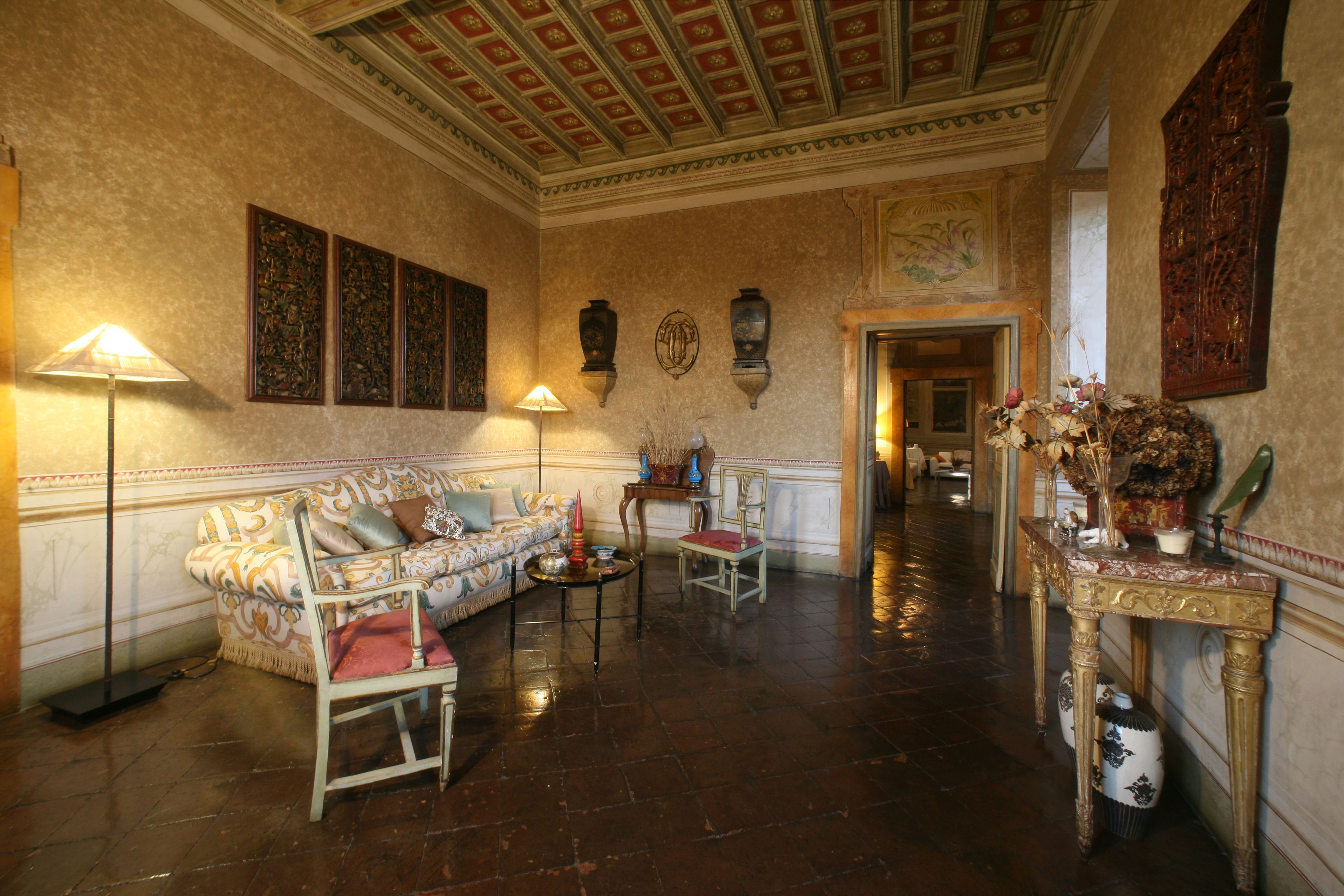Un'ampia hall con un divano decorato, un tavolino e una consolle d'arredo.