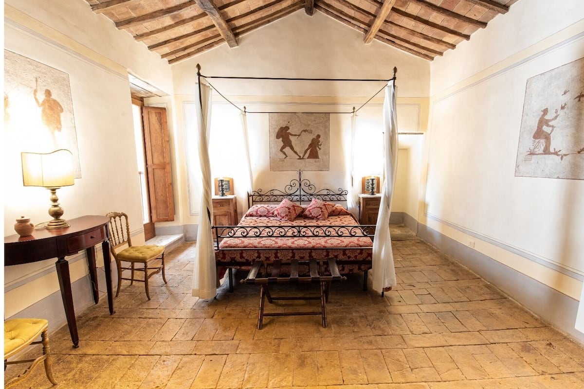 Classic Double Room | 1 bedroom, desk, iron/ironing board, free WiFi