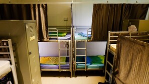 12-Bed Mixed Shared Room, Shared Bathroom
