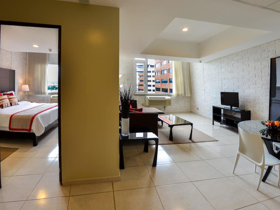 Safe på rommet, skrivebord, lydisolert og strykejern/-brett