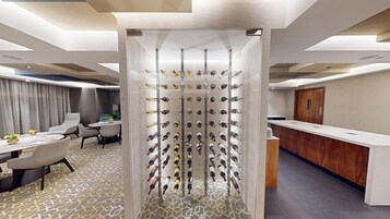 Habitación de hotel con un botellero, un escritorio y una zona de estar.