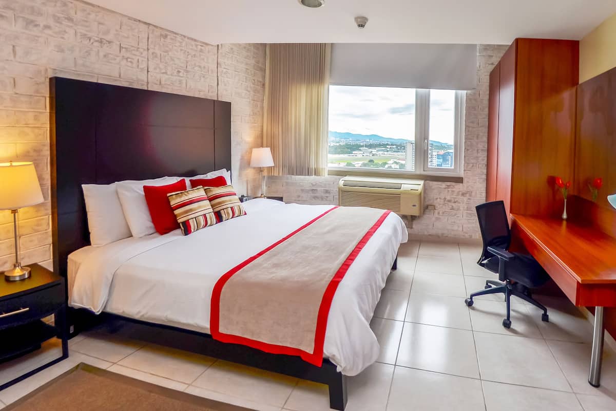 Junior-Suite, 1 King-Bett, Stadtblick | 2 Schlafzimmer, Zimmersafe, Schreibtisch, schallisolierte Zimmer