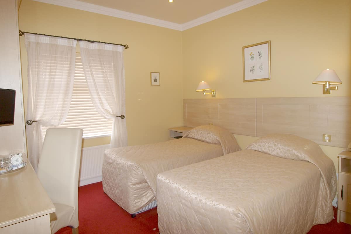 Klassieke Twin kamer (Breakfast included) | 1 slaapkamer, een bureau, een strijkplank/strijkijzer, gratis wifi
